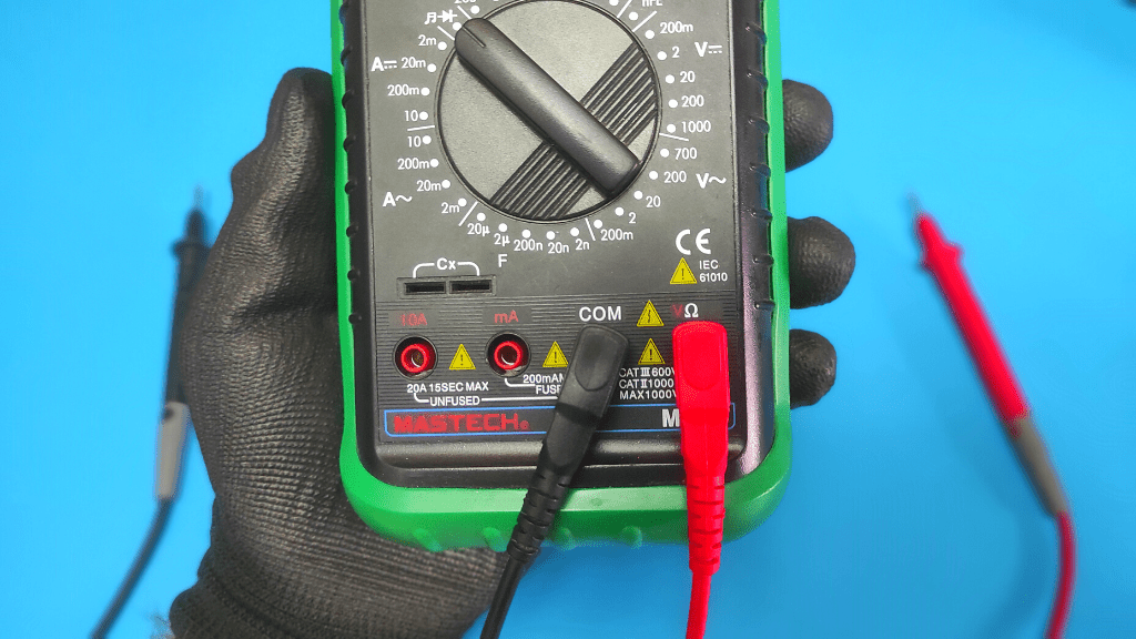 Cómo verificar el voltaje 240 con un multímetro