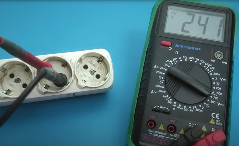 ¿Cómo verificar el voltaje 240 con un multímetro?