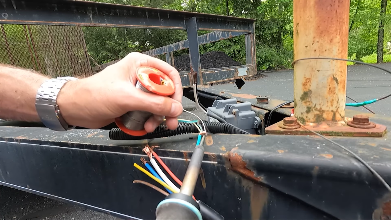 ¿Cómo probar los frenos de un remolque con un multímetro?