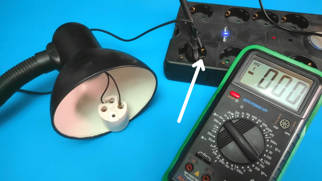 Cómo identificar el cable vivo y neutro en el cable de la lámpara