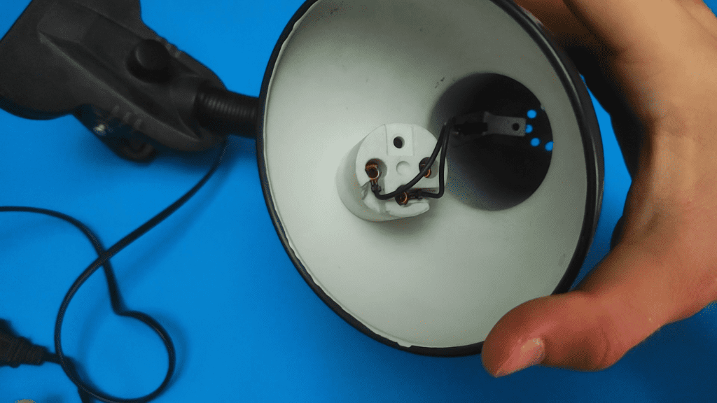 Cómo identificar el cable vivo y neutro en el cable de la lámpara