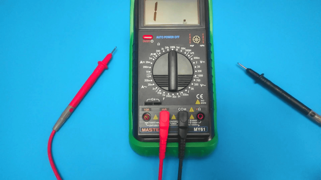 Cómo medir los amperios de CC con un multímetro
