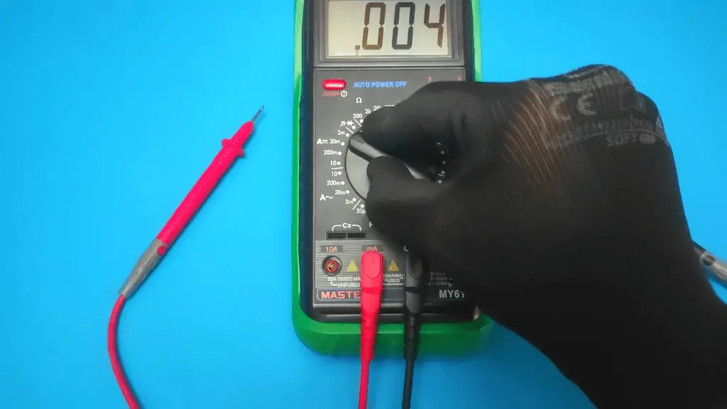 Cómo medir los amperios de CC con un multímetro