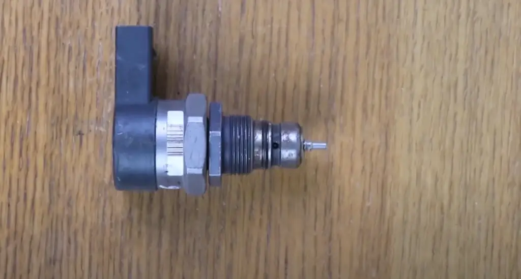 ¿Cómo probar un sensor de presión del riel de combustible con un multímetro?