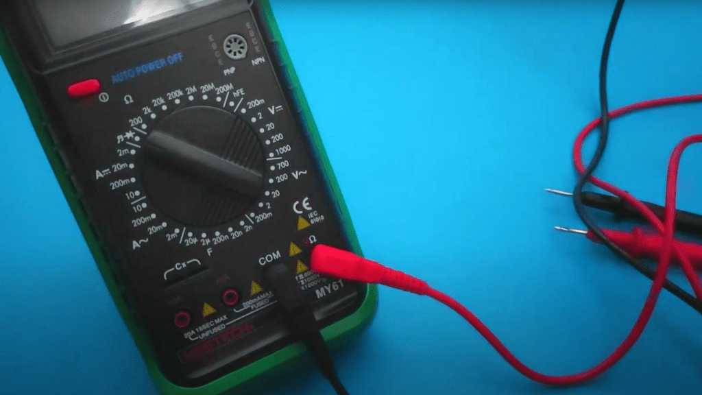 Cómo probar un interruptor de luz con un multímetro