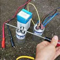 Cómo descargar un condensador con un destornillador