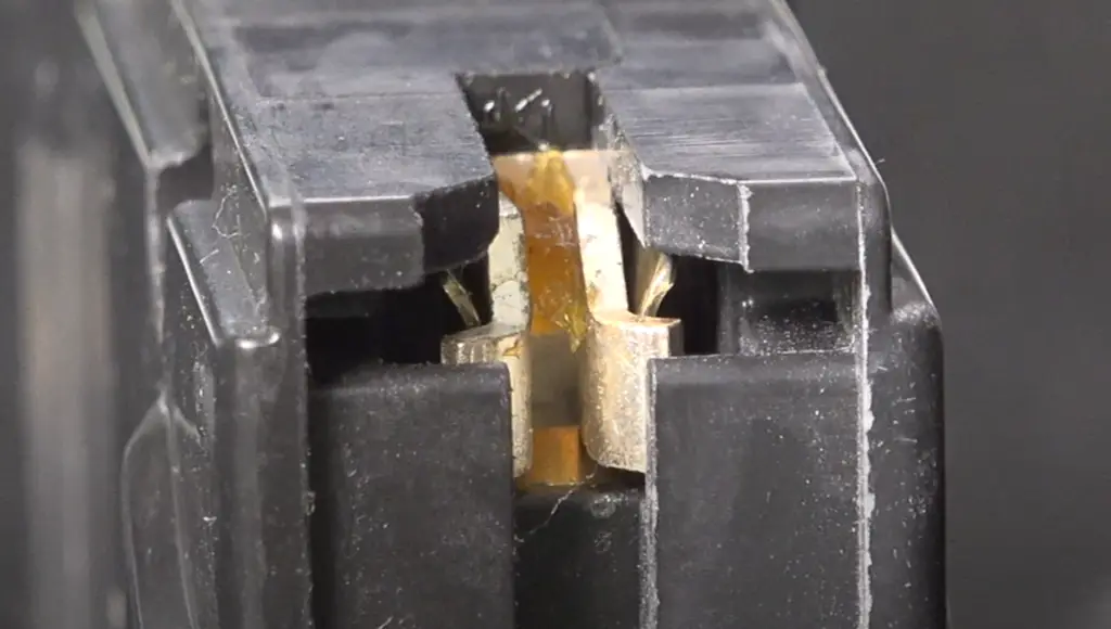 ¿Cómo reemplazar un fusible en una caja de fusibles?