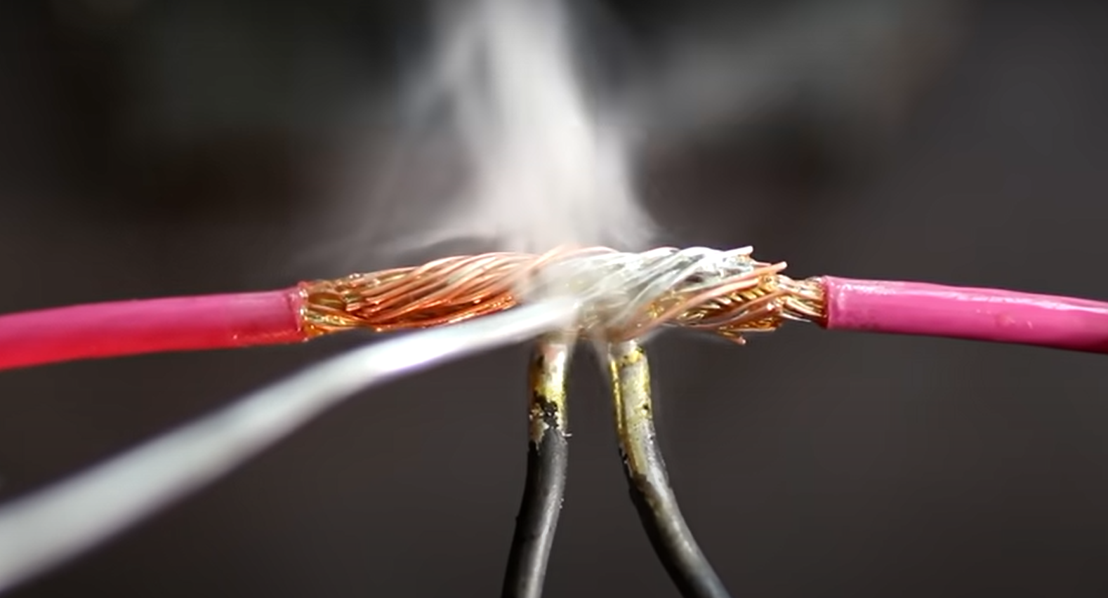 ¿Cómo soldar cables a conectores?