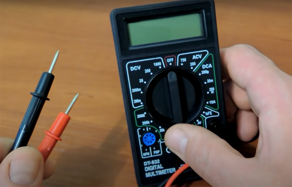 ¿Cómo usar un multímetro para probar el voltaje de los cables vivos?