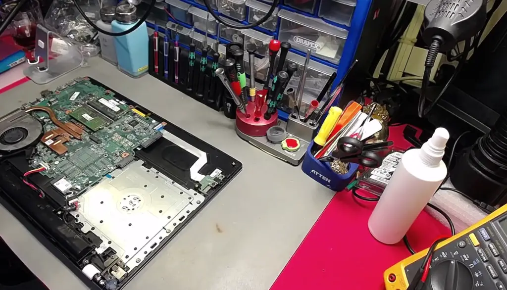 ¿Cómo probar la batería de una computadora portátil con un multímetro?