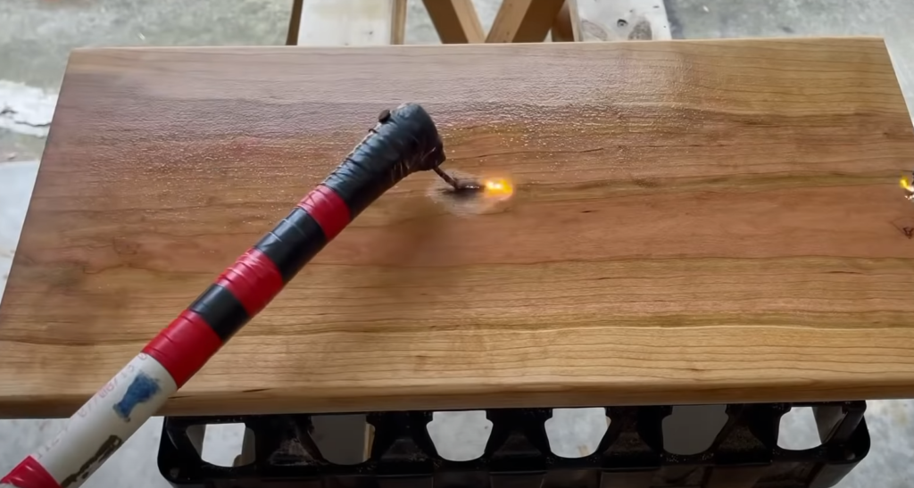 ¿Cómo quemar madera con un cargador de batería?