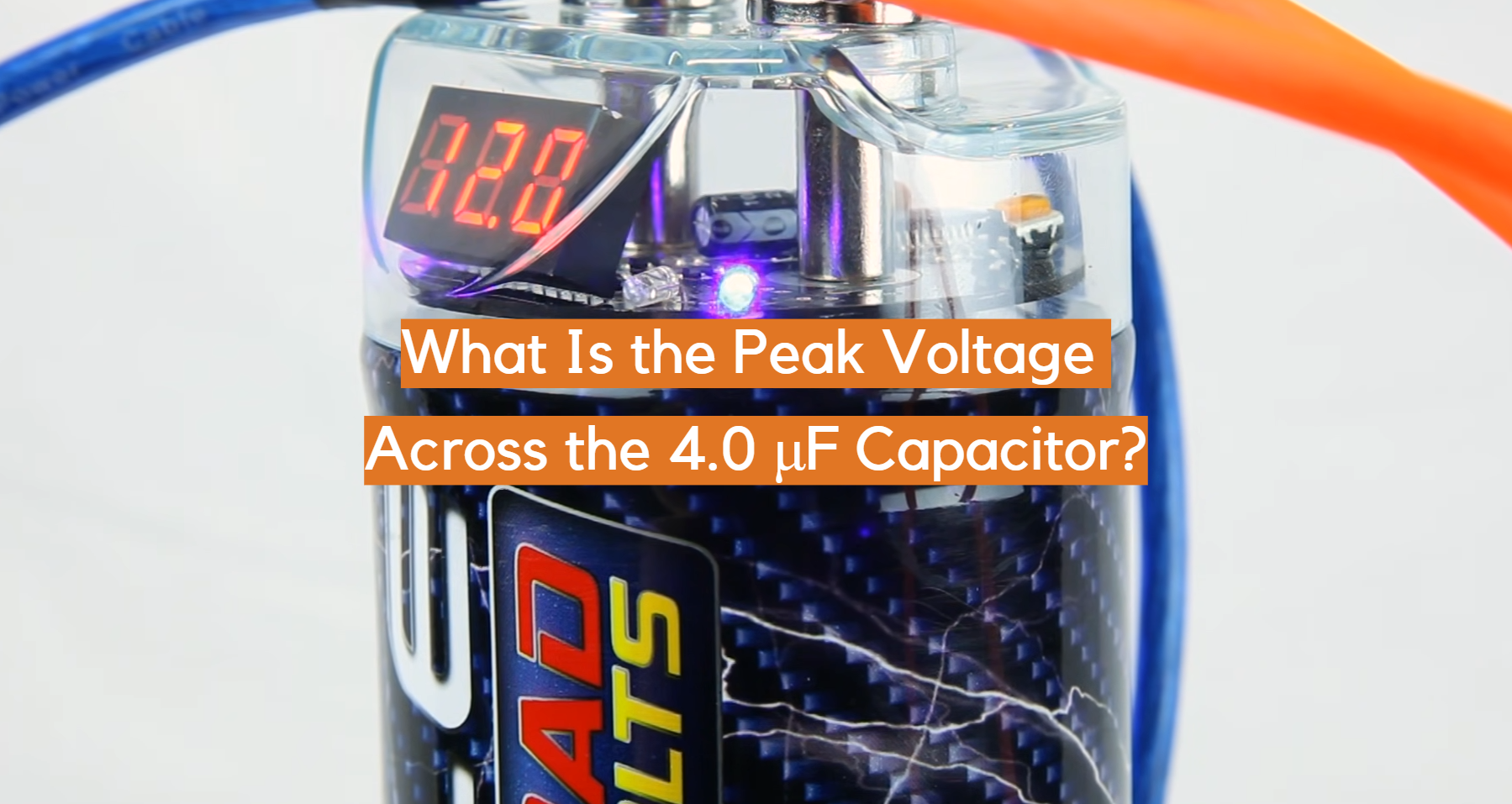 ¿Cuál es el voltaje máximo en el condensador de 4,0 μF?