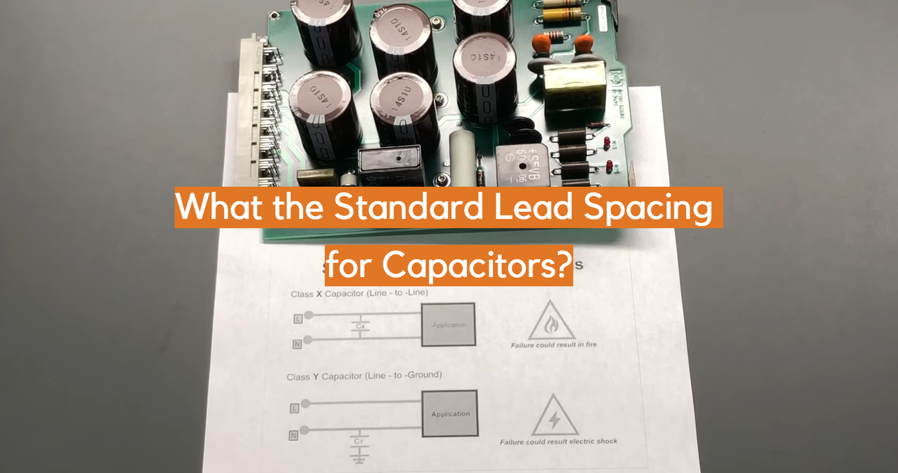 ¿Cuál es el espaciado estándar entre conductores para condensadores?