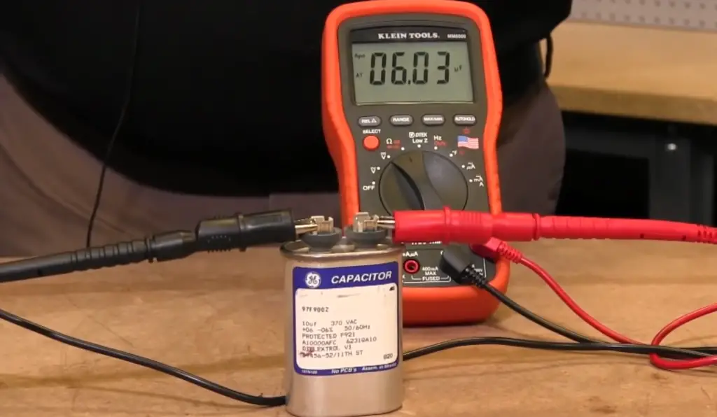 ¿Cómo probar un condensador con un ohmímetro?