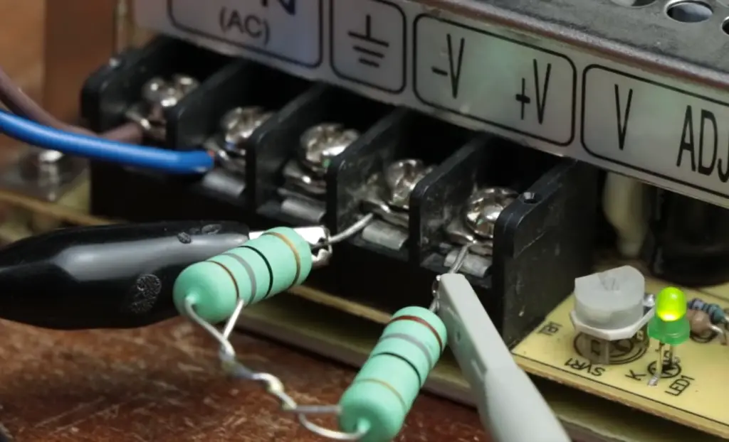 ¿Por qué el circuito tiene una impedancia de salida baja y una impedancia de entrada alta?