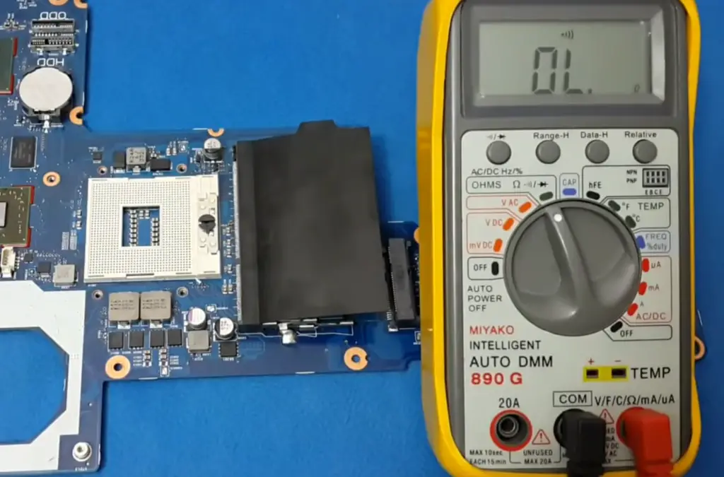 ¿Cómo probar un condensador en una placa de circuito?
