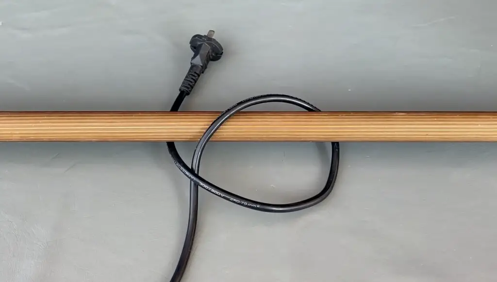 ¿Cómo conectar una lámpara con dos cables negros?