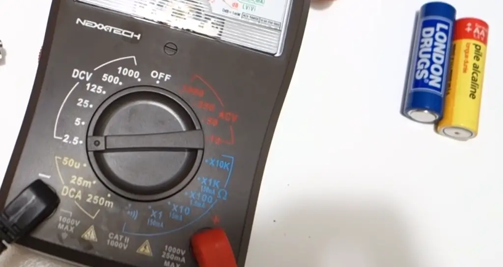 ¿Cómo probar baterías AA con un multímetro?