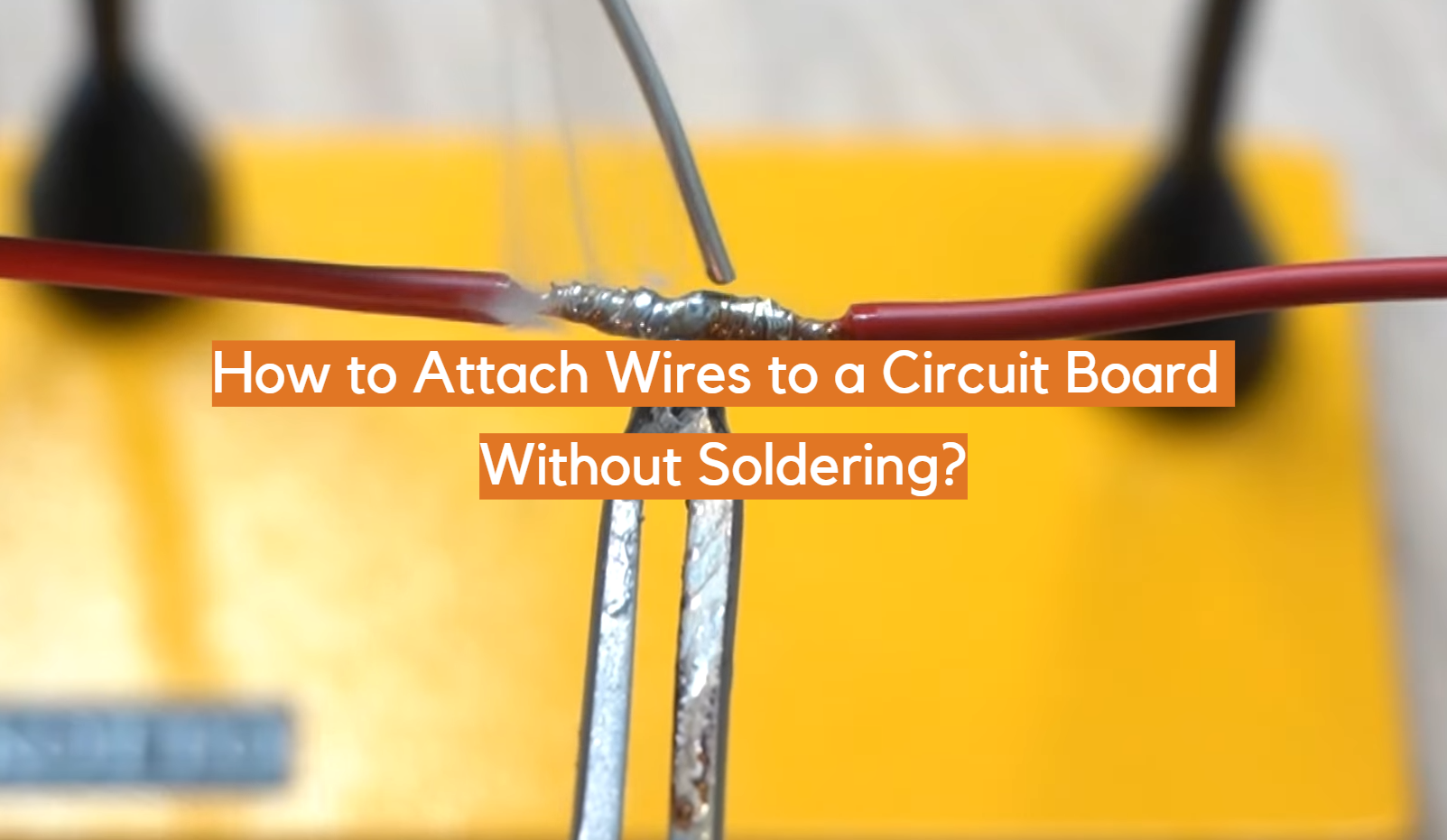 ¿Cómo conectar cables a una placa de circuito sin soldar?