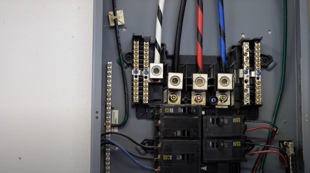 ¿Cómo conectar un enchufe de 220 V con 3 cables?