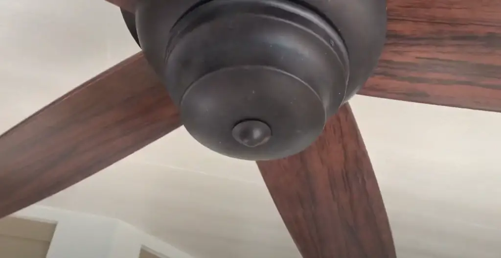 ¿Cómo cambiar de dirección en un ventilador de techo sin interruptor?