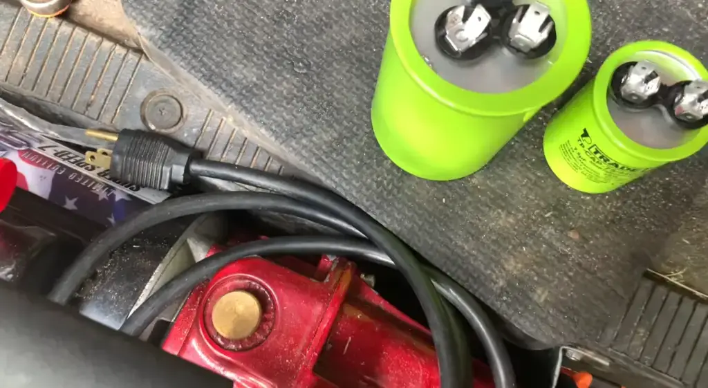 Condensador de 370 V frente a 440 V: ¿Cuál es la diferencia?