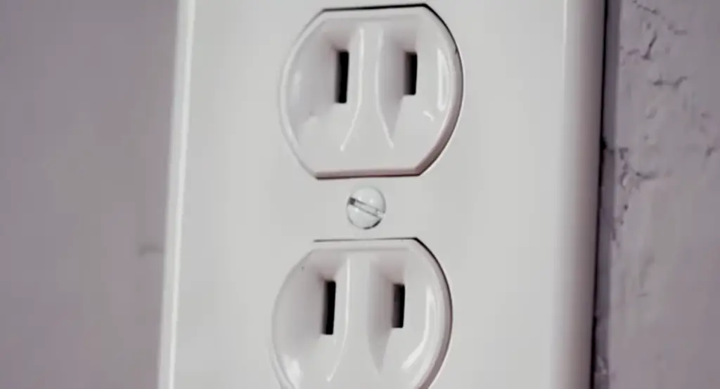 ¿Cómo arreglar un enchufe eléctrico que zumba?