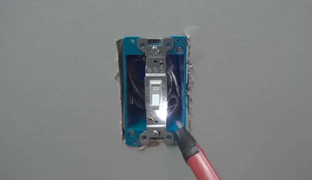 ¿Cómo arreglar un enchufe eléctrico que zumba?