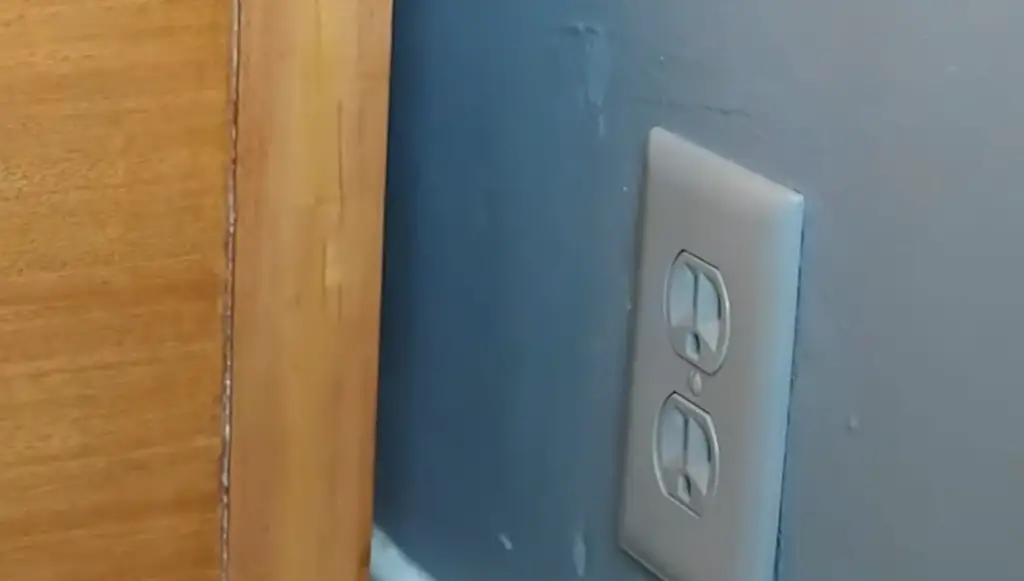 ¿Cómo arreglar un enchufe eléctrico que zumba?