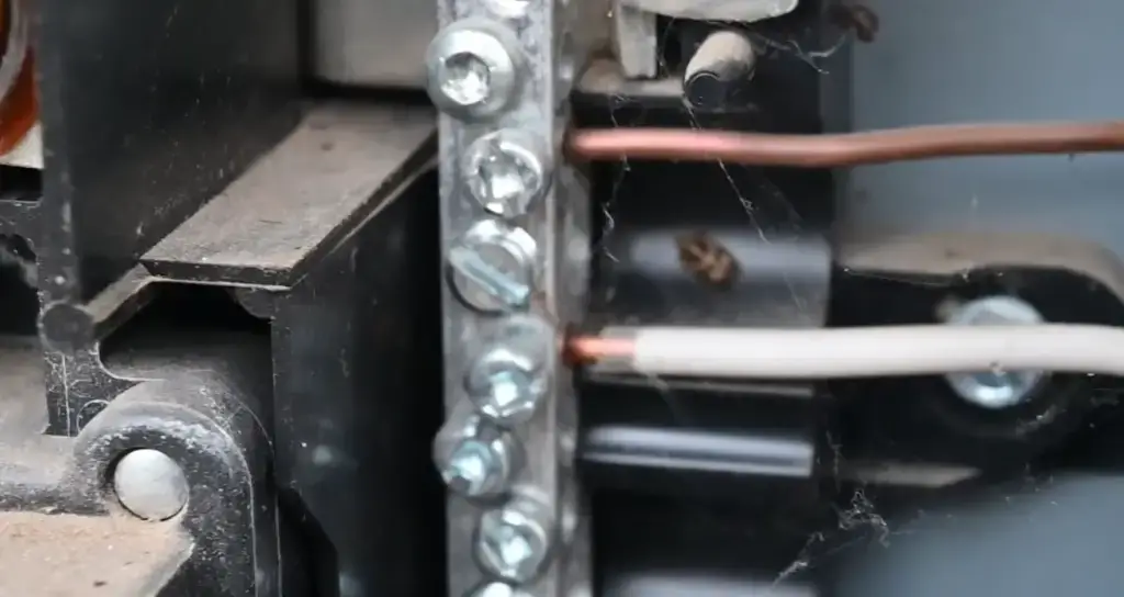 ¿Por qué mi cable de tierra está caliente?
