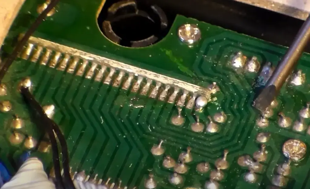 ¿Cómo conectar cables a una placa de circuito sin soldar?