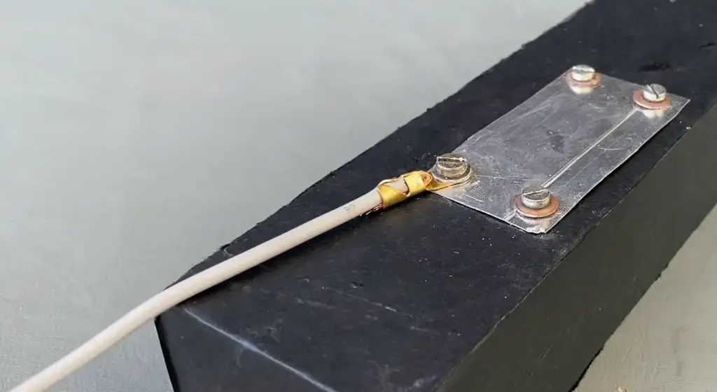 ¿Cómo conectar una lámpara con dos cables negros?
