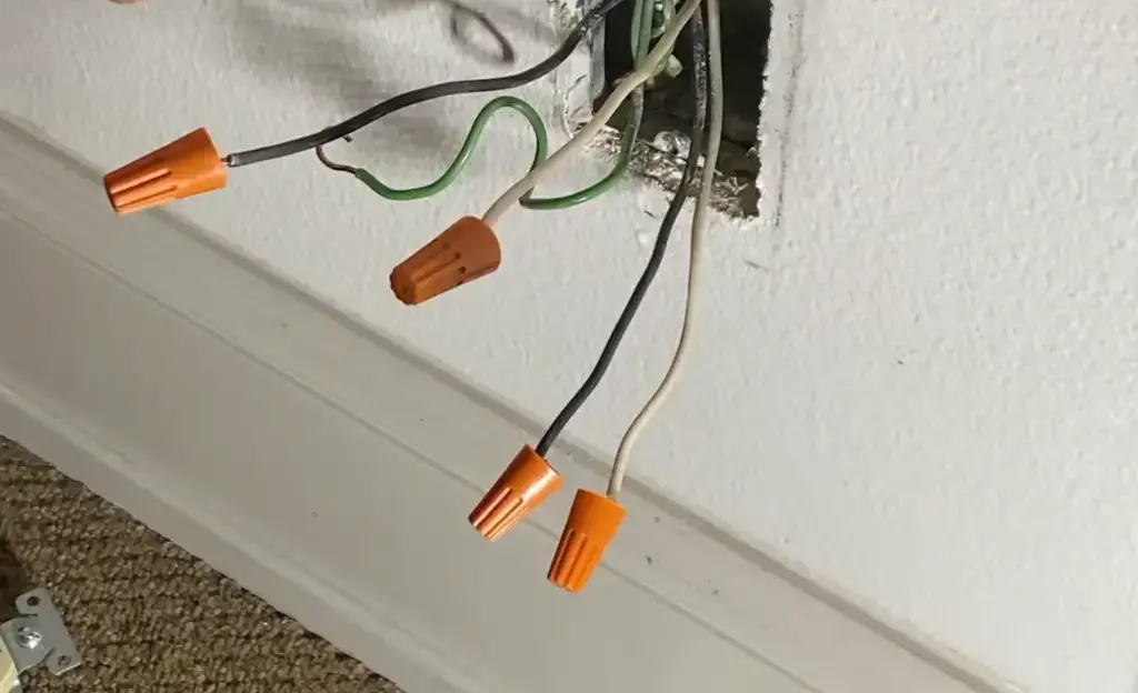 ¿Cómo reemplazar una toma de corriente con 4 cables?