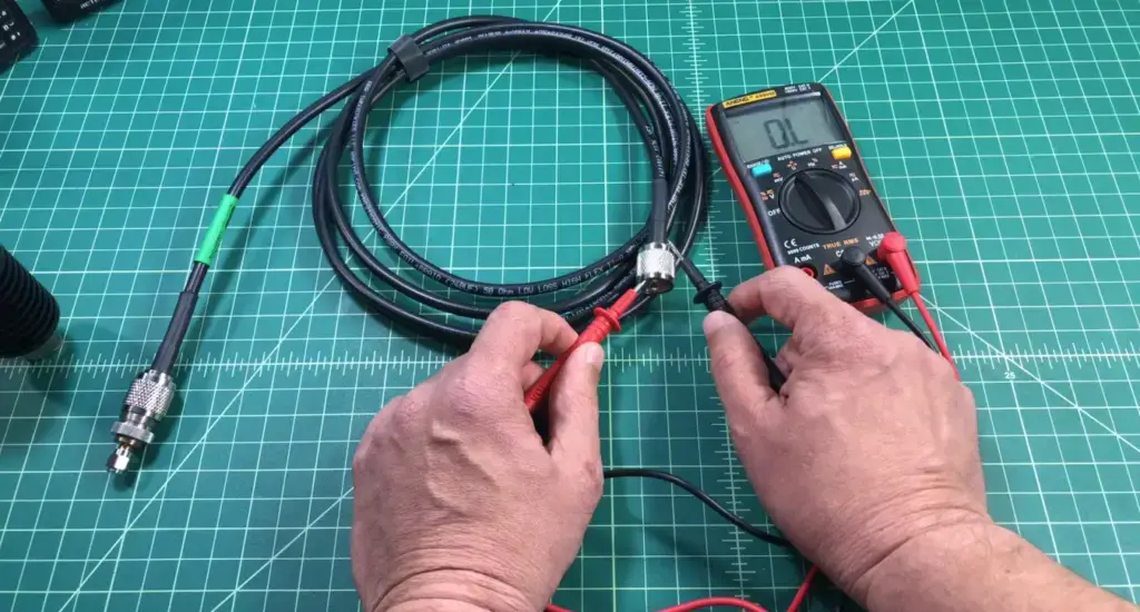 ¿Cómo probar un cable coaxial sin un multímetro?