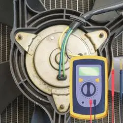 Cómo probar un ventilador de radiador con un multímetro