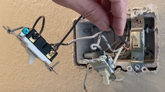 Cómo quitar el cable del enchufe: (4 pasos esenciales)