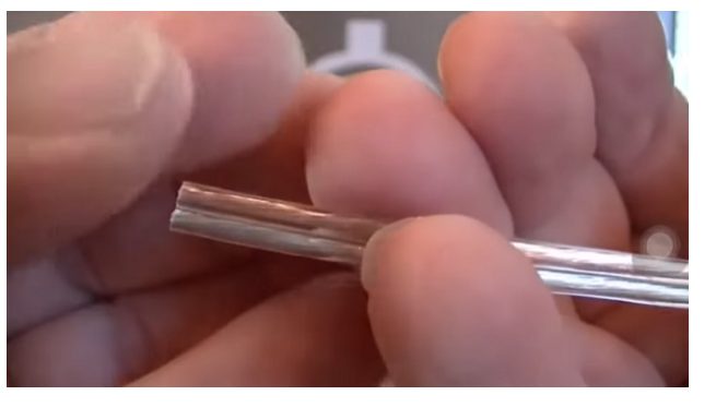 ¿El cable está etiquetado como positivo o negativo?