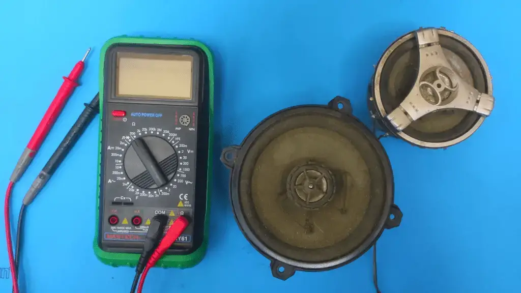 Cómo probar un subwoofer con un multímetro