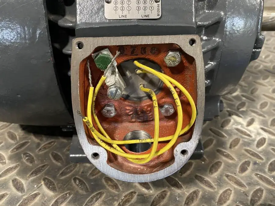 ¿Cómo recableo o convierto un voltaje de 115 voltios a 230 en un motor Emerson de 1 HP...