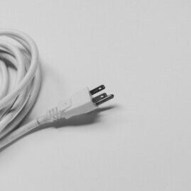 ¿Qué causa que los enchufes eléctricos produzcan chispas?