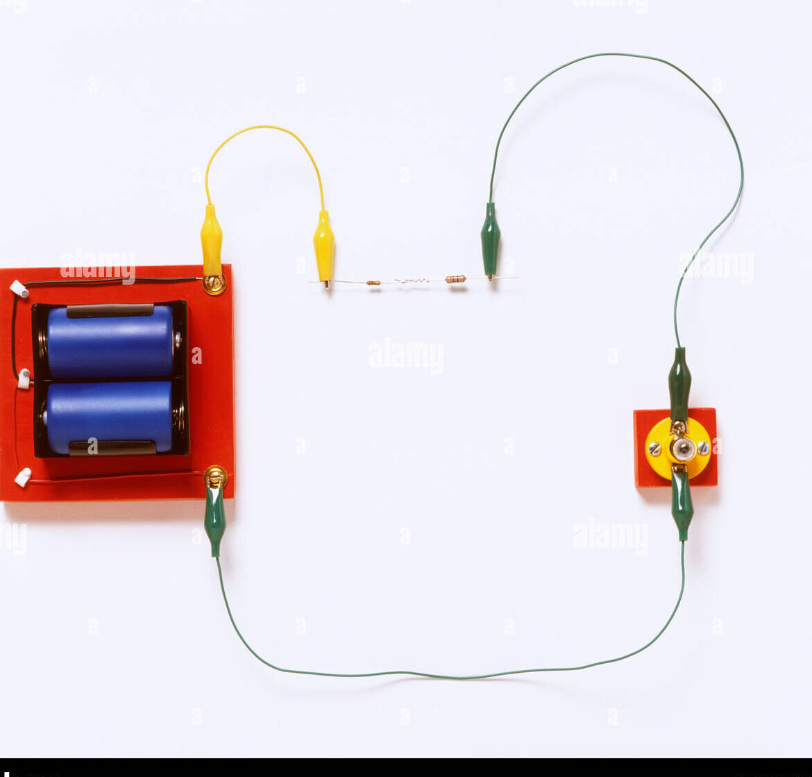 Circuito eléctrico con dos baterías, bombilla y resistencias...