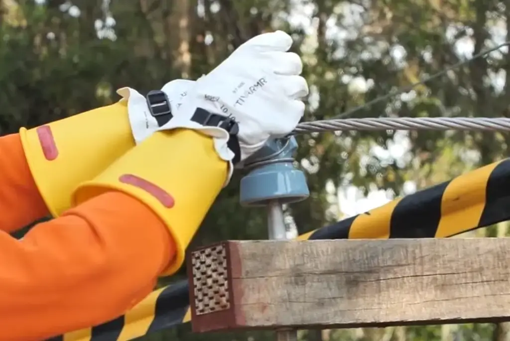 ¿Qué tipo de guantes usan los electricistas?